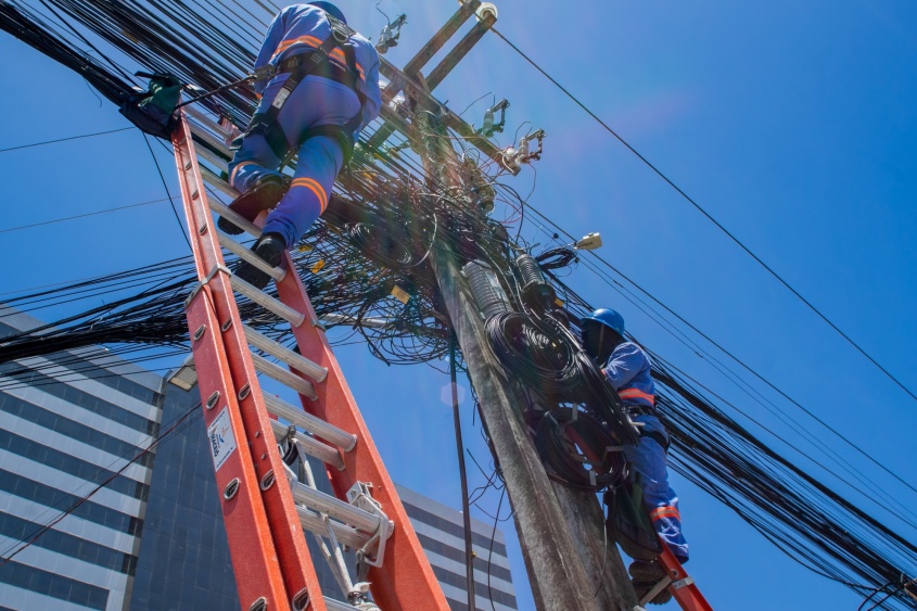 Os serviços são desenvolvidos por técnicos especialistas para garantir que as redes ativas de internet e telefonia permaneçam funcionando. Foto: Allan César/Secom Maceió