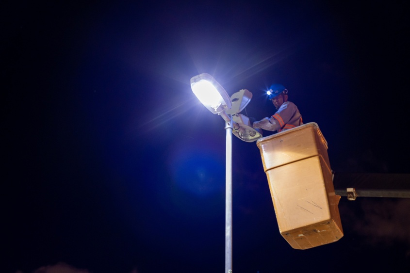 Semanalmente, as equipes da Sima estão nos bairros realizando a troca e manutenção das luminárias. Foto: Itawi Albuquerque / Secom Maceió