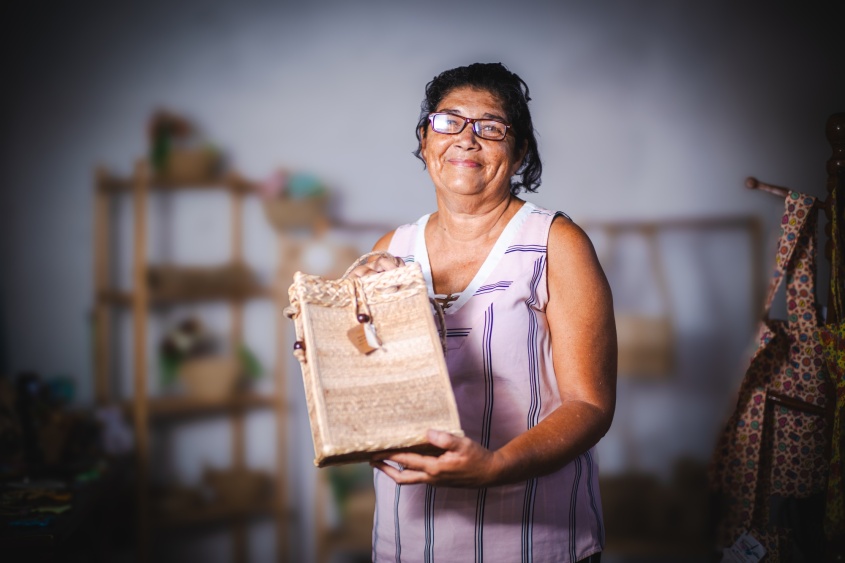 Artesanato sempre fez parte de familia de Regina, mas foi com a filha que ela aprendeu a técnica de cartonagem. Foto: Jonathan Lins/Secom Maceió