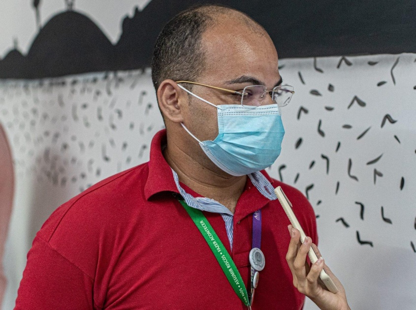 João conseguiu emprego pelo Sine Maceió em 2021 e neste ano já conquistou uma promoção dentro da empresa (Foto: Célio Junior/Secom Maceió)
