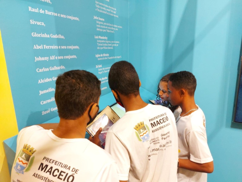 Adolescentes puderam interagir com uma mesa de som que possui gravações de músicas feitas pelo médico Raimundo Campos. Foto: Luiz Felipe Pimentel (estagiário)/Ascom Semas