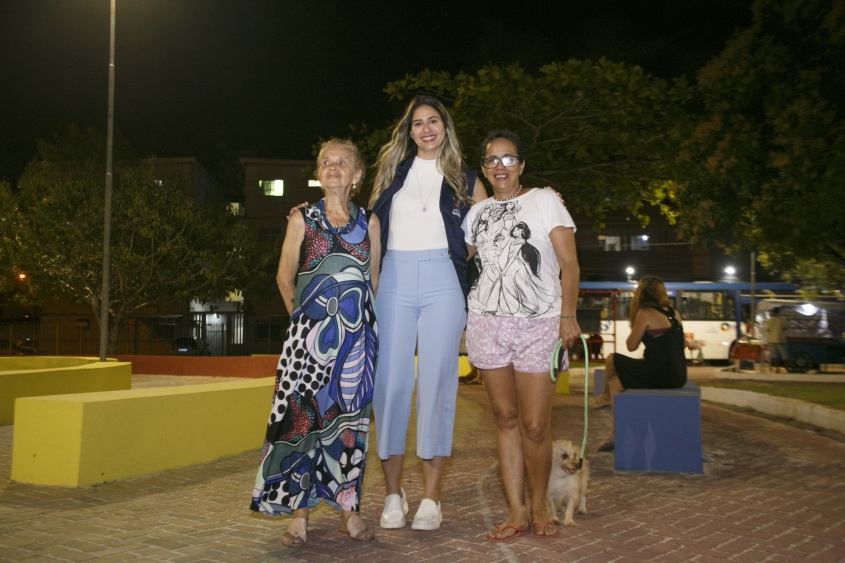 Moradora Edna de Farias, superintendente Camila e a também moradora Lúcia Tenório. Foto: Alan César / Secom Maceió