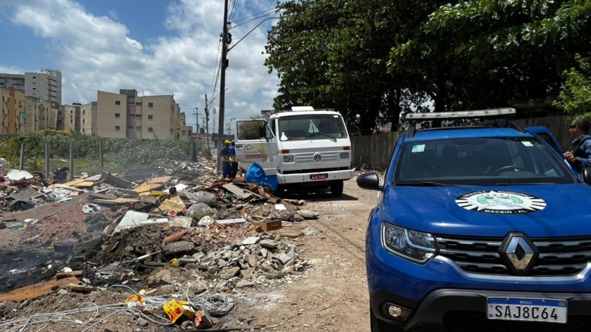 Alurb coíbe descarte irregular no Prado. Foto: Alexandre Vieira/ Ascom Alurb