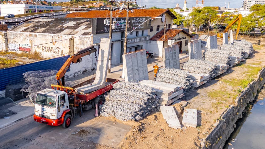 No total, são mais de 4.000 placas, que vão ser instaladas ao longo de todo o canal. Foto: Itawi Albuquerque/ Secom Maceió