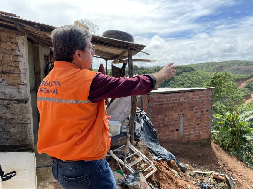 Diretor Social, Eugênio Dantas, acompanhou a ocorrência e ajudou na retirada da família. Foto: Marcelle Limeira/Ascom Defesa Civil