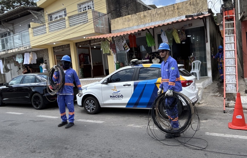 Projeto Poste Limpo alcançou oito bairros e retirou mais de 100 toneladas de fios sem uso. Foto: Vinícius Rocha/ Ascom Ilumina