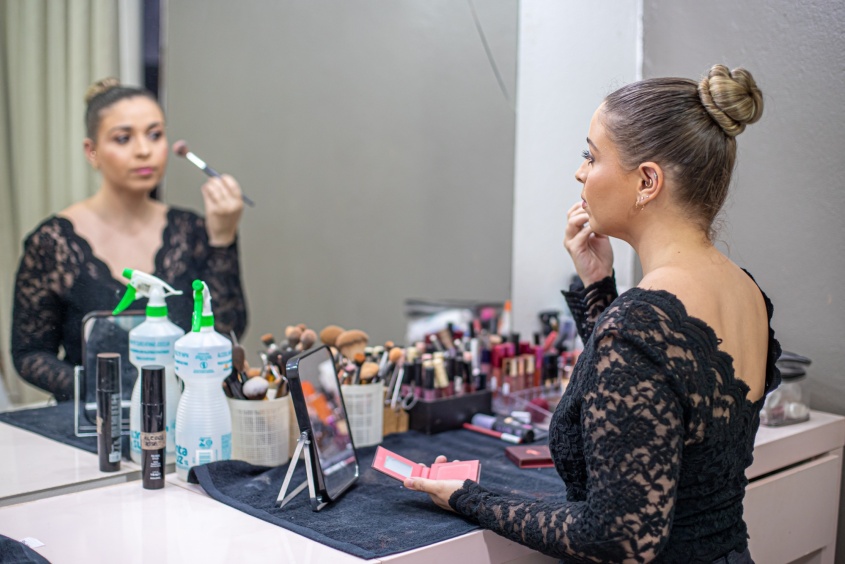 Maquiadora Laura Zagallo também vai aproveitar a programação junina para se divertir e não apenas trabalhar. Foto: Célio Júnior / Secom Maceió