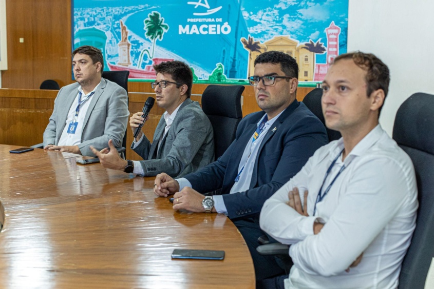 O secretário-adjunto de Administração Financeira e Contábil, Fabrício Fernandes, apresenta as funcionalidades da ferramenta. Foto: Célio Júnior/Secom Maceió