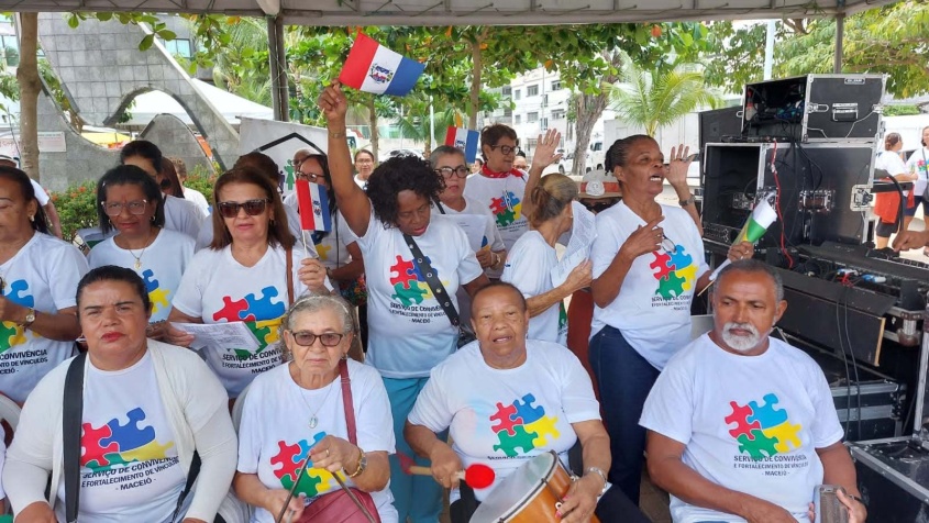 Idosas homenagem cantor Carlos Moura. Foto: Cortesia