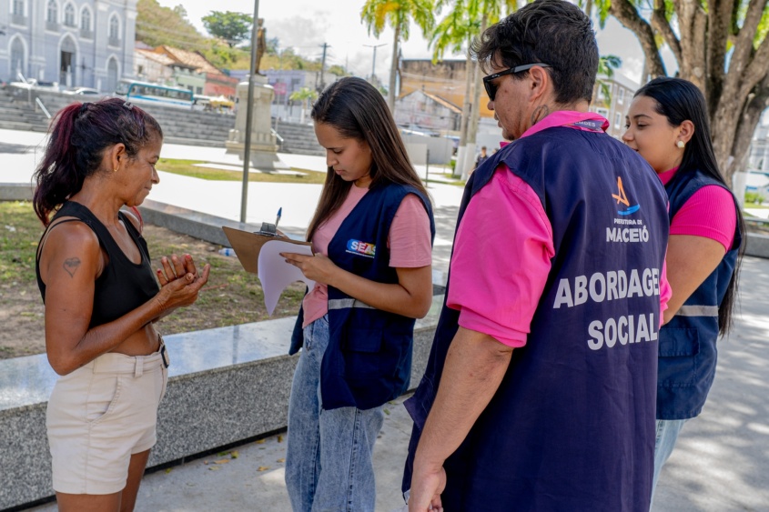 Dona Rosemeire Santos, ficou feliz por ser ouvida e por recebe o kit de higiene. Foto: Allan César/Secom Maceió