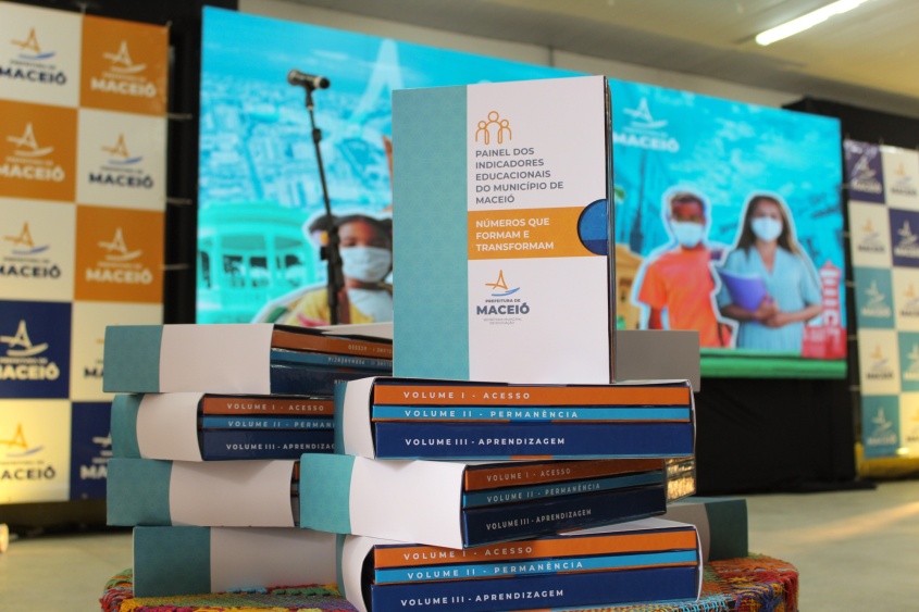 Volumes físicos do Painel dos Indicadores Educacionais do Município de Maceió. Foto: Luan Oliveira / Ascom Semed