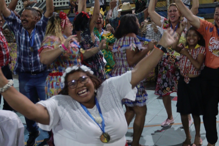 Maria Cícera feliz da vida com o resultado final do concurso. Foto: Ascom Semed
