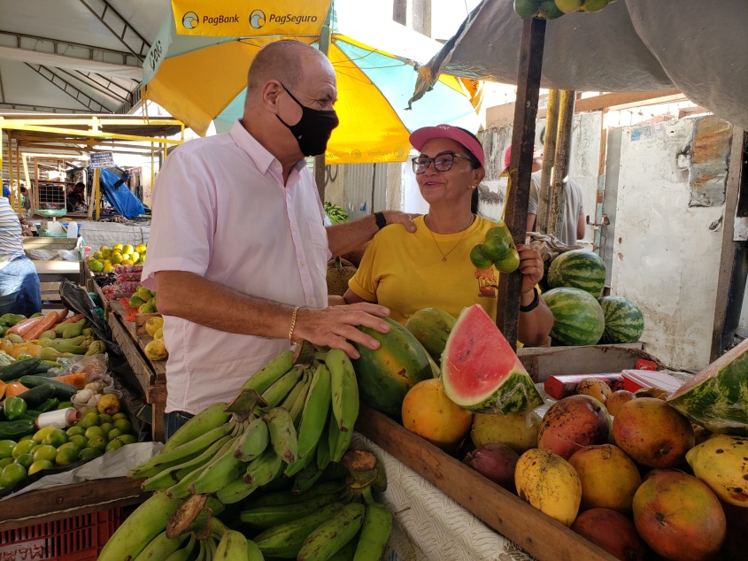 Secretário Municipal, Carlos Ronalsa, visitou a nova Feira do Benedito Bentes. Foto: Ascom Semtabes