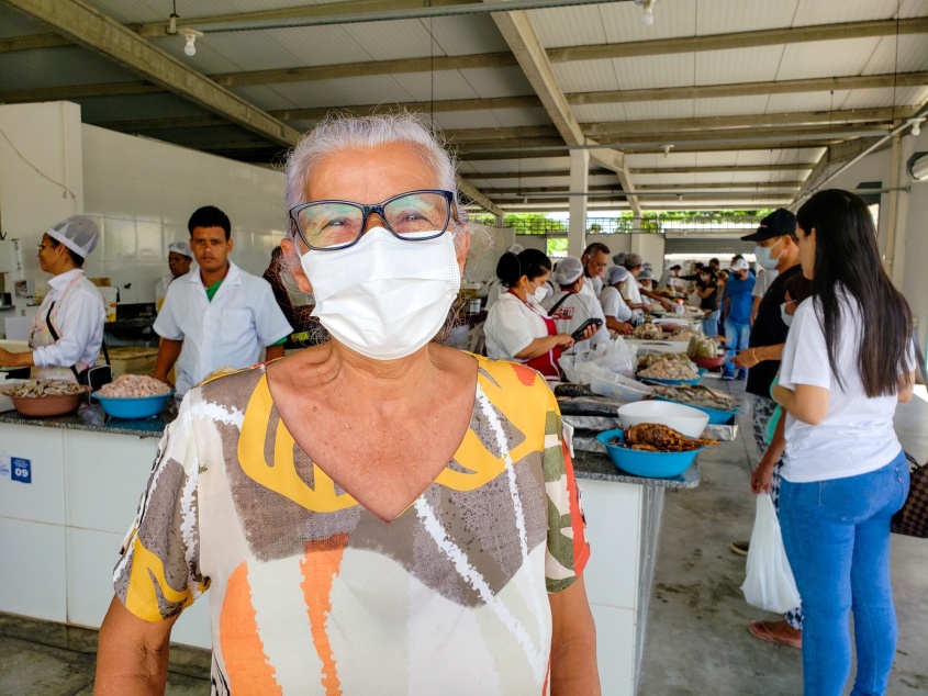 Francisca Rocha é moradora da Gruta e foi até o Centro Pesqueiro para comprar pescados da Semana Santa (Foto: Tatiane Gomes/Ascom Semtabes)