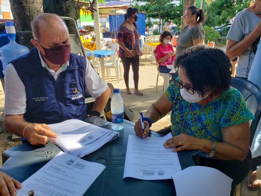 Lindi Camargos é artesã há 20 anos e será uma das beneficiadas com a requalificação da Praça Lions (Foto: Tatiane Gomes/Ascom Semtabes)
