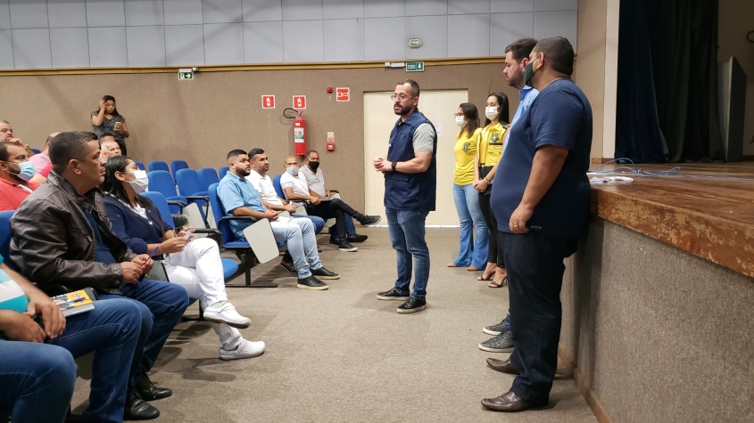 Superintendente André Costa e a equipe técnica da SMTT estiveram com os taxistas no Sest-Senat. Foto: Renato Arruda.