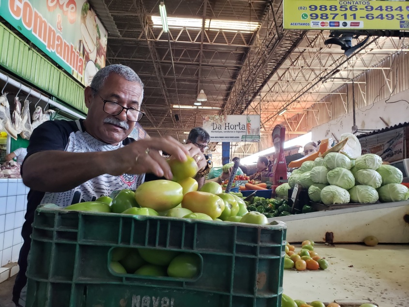 Feirante, Edinho aprovou obras de reforma dos banheiros no mercado (Foto: Tatiane Gomes/Ascom Semtabes)
