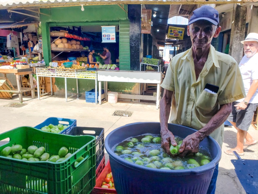 Mercadorias são lavadas assim que chegam à banca da feirante no Jacintinho. Foto: Tatiane Gomes/Ascom Semtabes