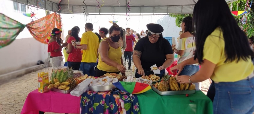 Servidores fizeram lanche coletivo durante prévia carnavalesca na sede do CadÚnico. Foto: Cadastro Único