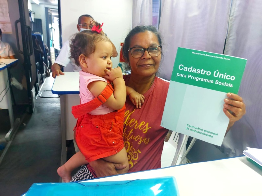 Marcia de Cássia foi atendida na unidade móvel do Cadastro Único (Cadúnico) e conseguiu atualizar seus dados. Foto: Luiz Felipe Pimentel (estagiário)/Ascom Semas