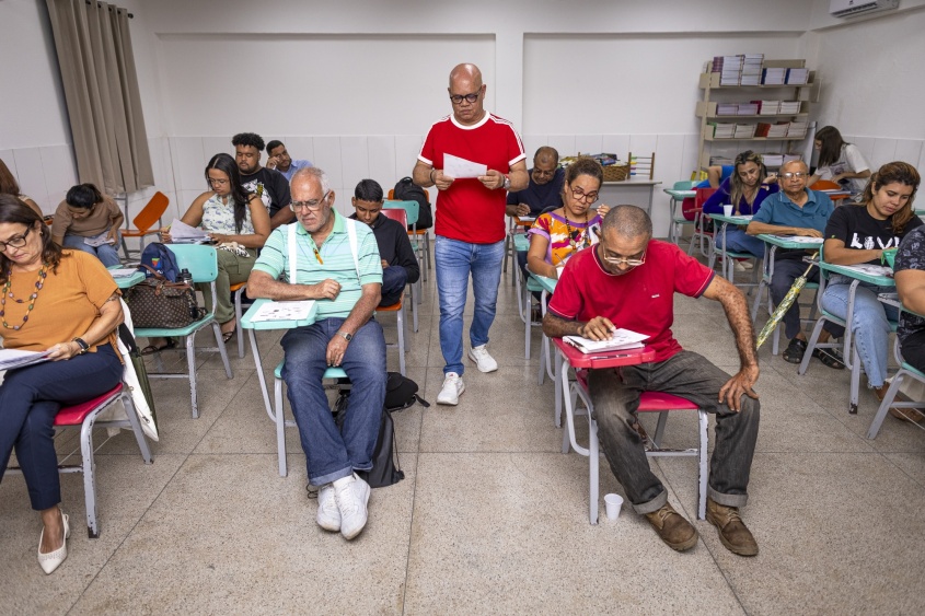 Coordenador e professor com estudantes do Núcleo. Foto; Alisson Frazão/ Secom Maceió