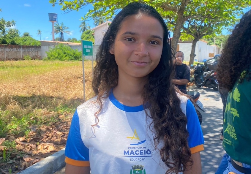 Plantio conta com participação de alunos de escola municipal. Foto: Tháchyna Lorena (estagiária)/ Ascom Alurb