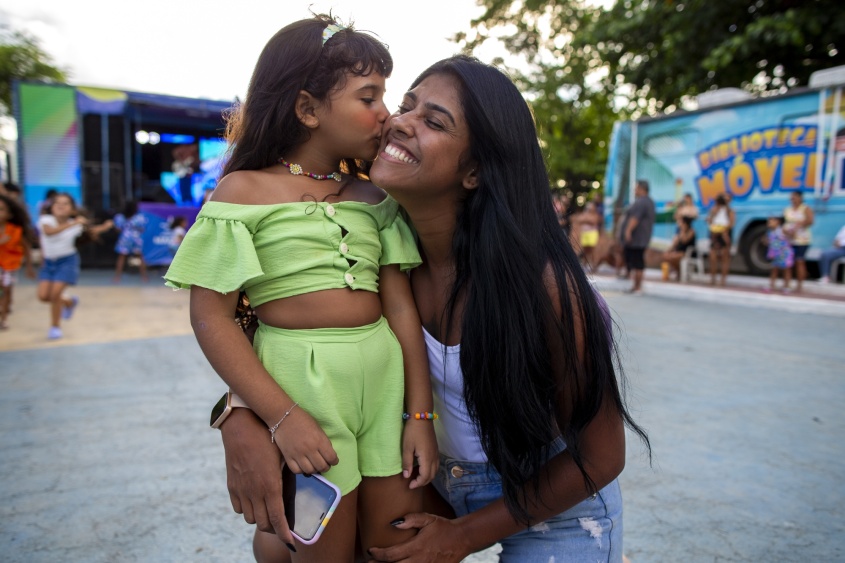 Mãe da Ana Luísa, Jéssica Freitas agradeceu a gestão JHC por proporcionar momentos de diversão para as crianças. Foto: Alisson Frazão/Secom Maceió