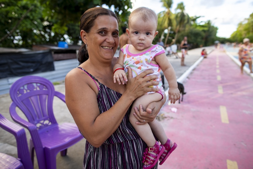Nubiana Quintela curtiu o Ser Criança É Massa com neta de cinco meses, Mirela. Foto: Alisson Frazão/Secom Maceió