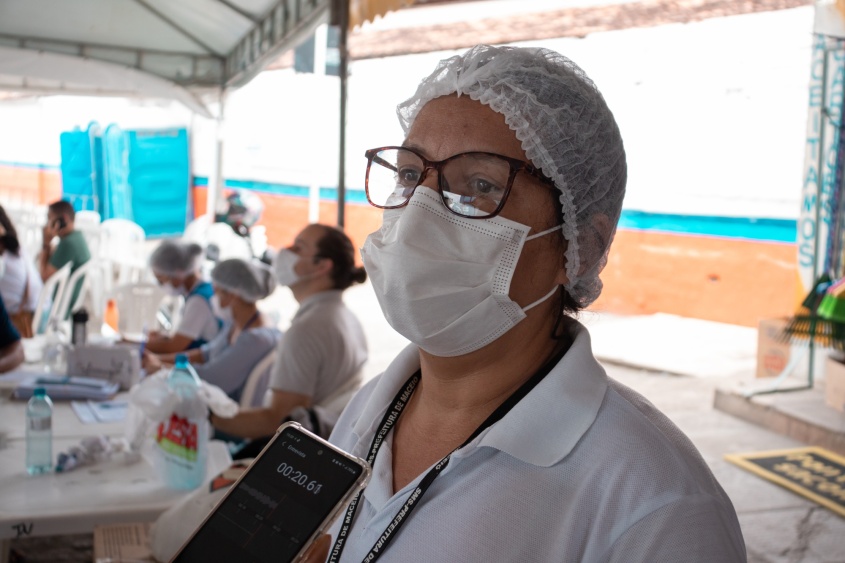 Ducilene Omena, enfermeira responsável pela equipe de vacinação do local. Foto: Victor Vercant