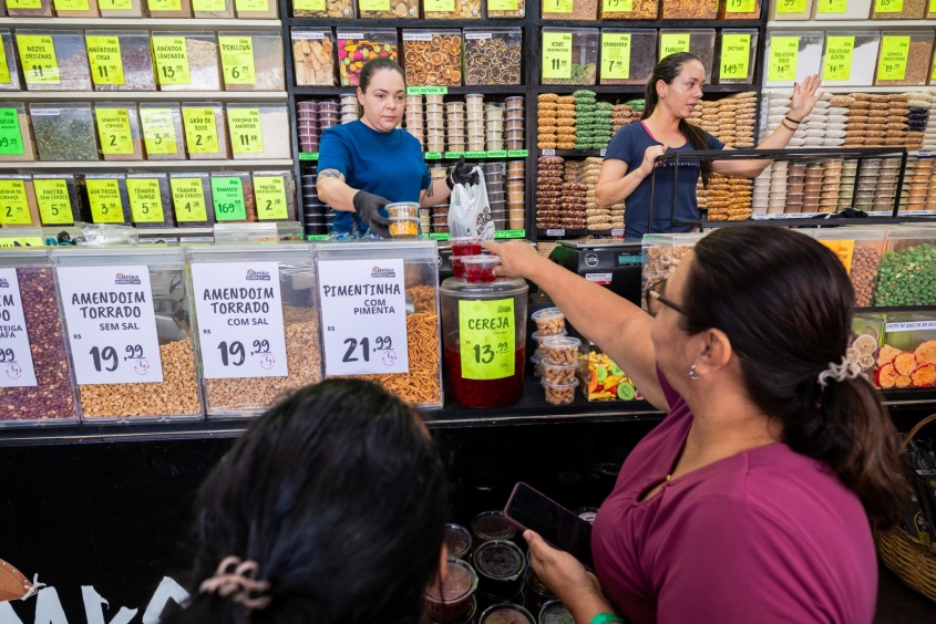 Irmãs que comandam empório contam com aumento da clientela após revitalização do mercado. Foto: Victor Vercant