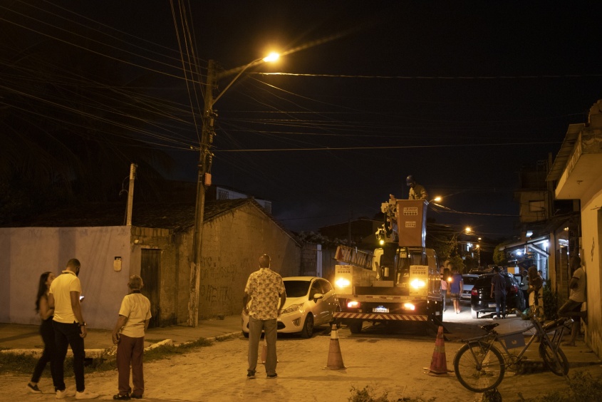 Equipe da Sima trabalha para reparos em postes do Santa Lúcia. Foto: Matheus Alves