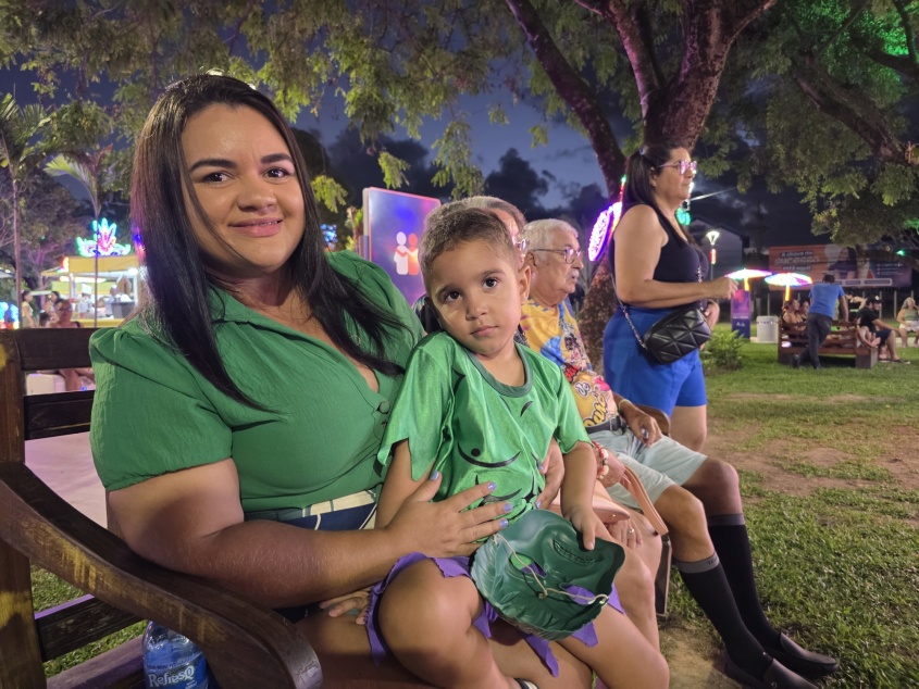 Fabrícia e o filho Henrique aproveitam a Vila de Carnaval. Foto: Beto Macário/Secom Maceió