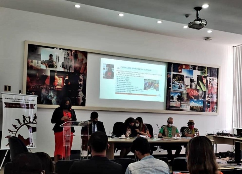 Assistente social, Emy Oliveira, fez exposição sobre direitos de imigrantes (Foto: cortesia)