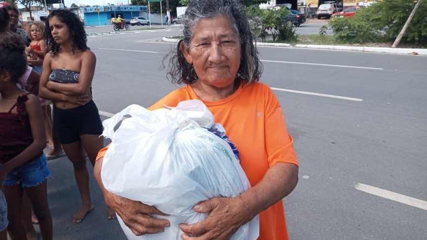 Doações arrecadadas pela emissora de Tv Ponta Verde que foram entregue a famílias da Orla Lagunar. Foto: Ascom Semas