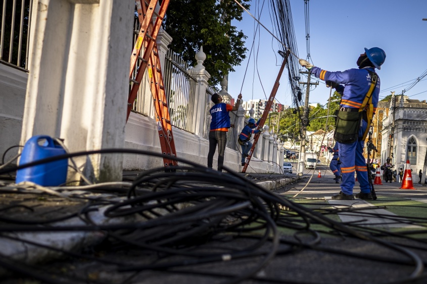 O volume de material retirado, que antes prejudicava a segurança dos pedestres e dificultava o trabalho de manutenção da iluminação pública, foi substituído por uma rede mais organizada e eficiente. Foto: Alisson Frazão/Secom Maceió