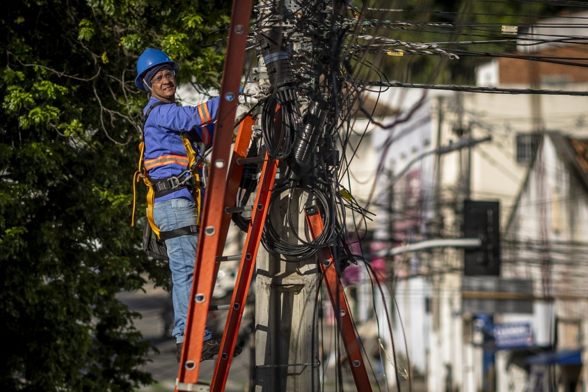 Técnicos especialistas atuam para garantir o funcionamento da rede ativa de telefonia e internet a medida em que retiram os cabos inservíveis. Foto: Alisson Frazão/Secom Maceió