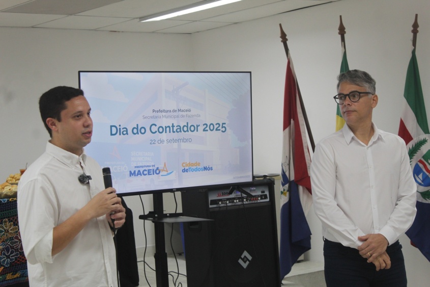 João Felipe, Secretário, e Clistenes Calheiros, Contador Geral do Município, no evento em celebração ao Dia do Contador. Foto: Guilherme Honório