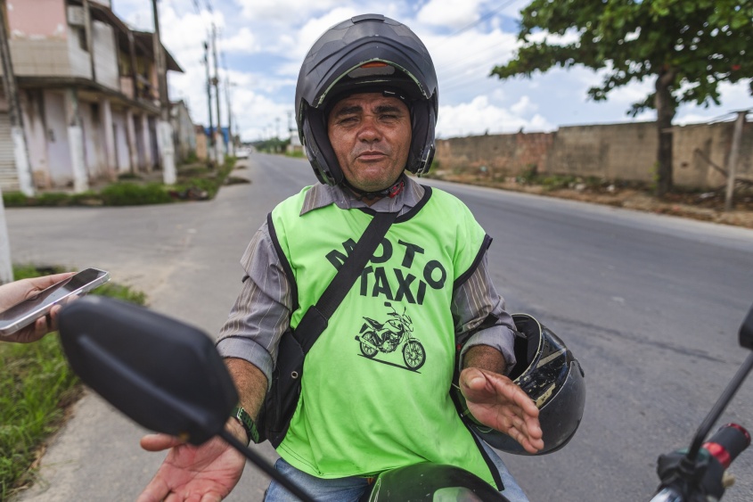 Márcio trabalha como mototaxista e percorre a avenida Gama Lins diariamente. O trabalhador já sente os benefícios da nova via e comemora. Foto: Alisson Frazão / Secom Maceió
