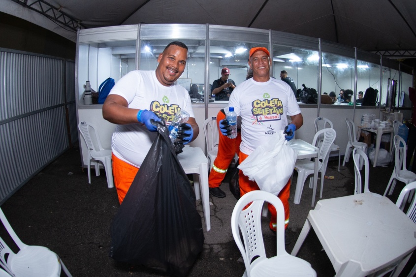 Felipe Araújo trabalha ao lado de seu amigo Bira. Foto: Juliete Santos/Secom Maceió