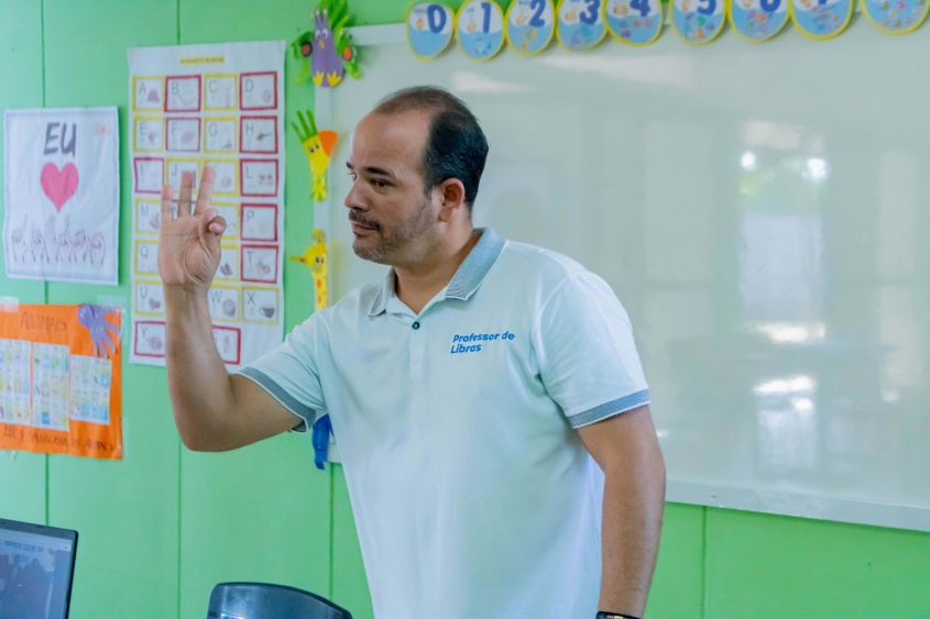 Professor da língua de sinais, Mário Lima. Foto: Hilderlan Oliveira