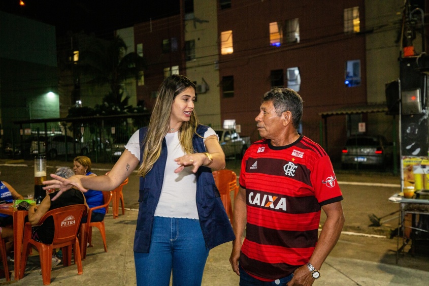 João Ferreira comemora a chegada da decoração no bairro Jacintinho. Foto: Ascom Sima