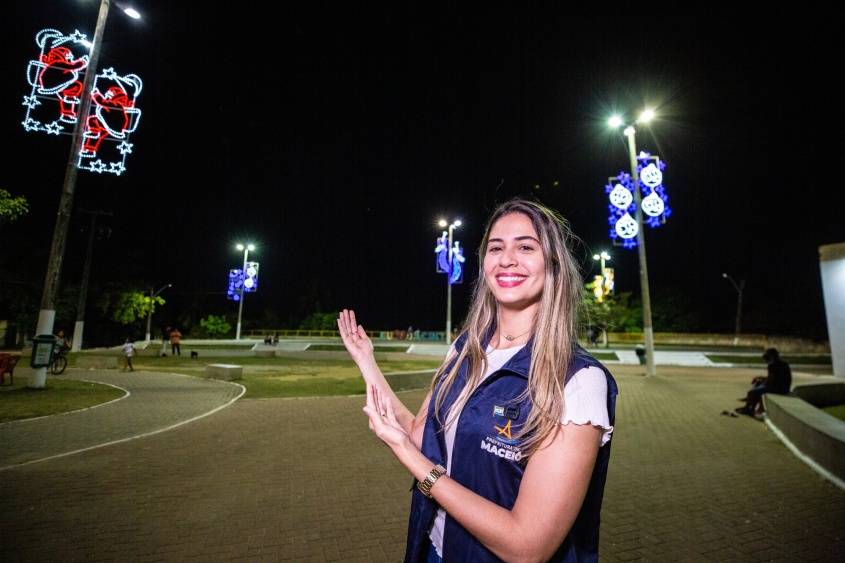 Camila Porciúncula, superintendente de Iluminação de Maceió durante vistoria no Jacintinho. Foto: Ascom Sima