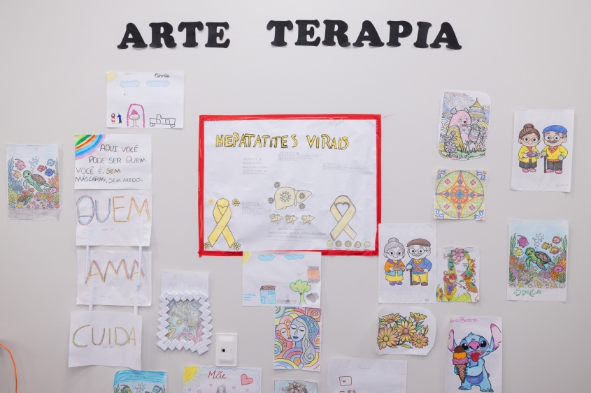 Mural de arte terapia feito pelos acolhidos do CAPS AD III. Foto: Victor Vercant/ Secom Maceió