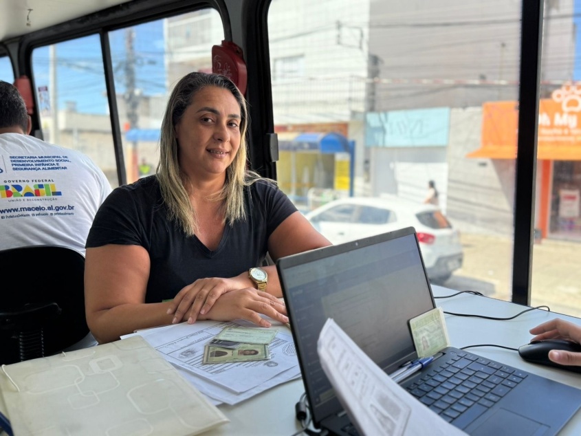 Niedja Câmara elogia atendimento dos profissionais do Cadastro Único. Foto: Clara Vieira/ Ascom Semdes