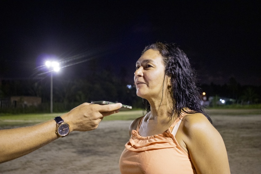 Erivânia Moura comemora novo momento da iluminação na comunidade. Foto: Matheus Alves