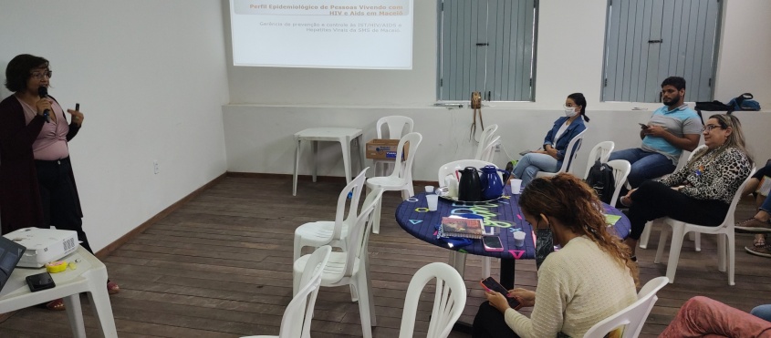 Psicóloga Sandra Gomes da SMStraçou o perfil epidemiológico de pessoas vivendo com HIV e AIDS em Maceió e a invisibilidade desse público. Foto: Vanessa Napoleão/Ascom Semas