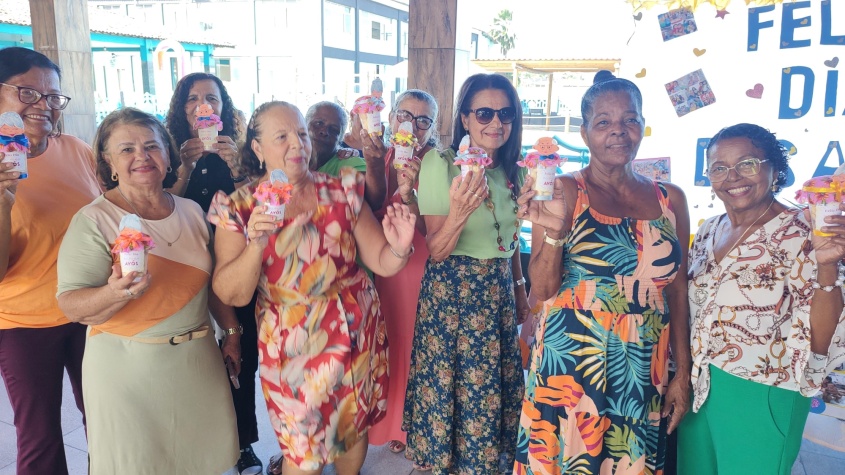 Vovós receberam lembrancinhas personalizadas. Foto: Ascom Semdes