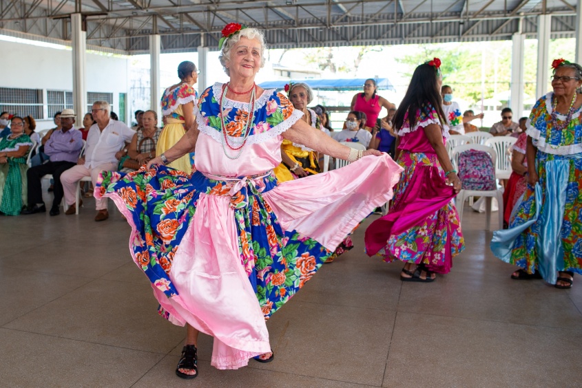 Dona Dulce Cardoso, de  85 anos, nos passos do Carimbó. Foto: Juliete Santos/Secom Maceió