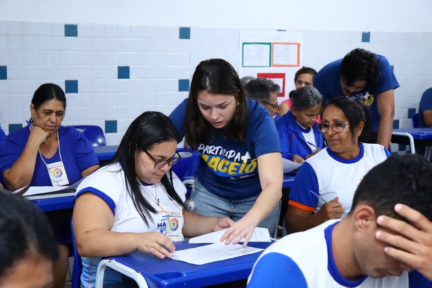 Debora Camerino auxiliou os participantes durante as reuniões orçamentárias à população. Foto: Secom Maceió