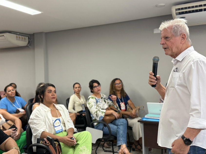 Fernando Davino parabenizou equipe dos Cras pelo trabalho realizado nas unidades.Foto: Clara Vieira/Ascom Semdes